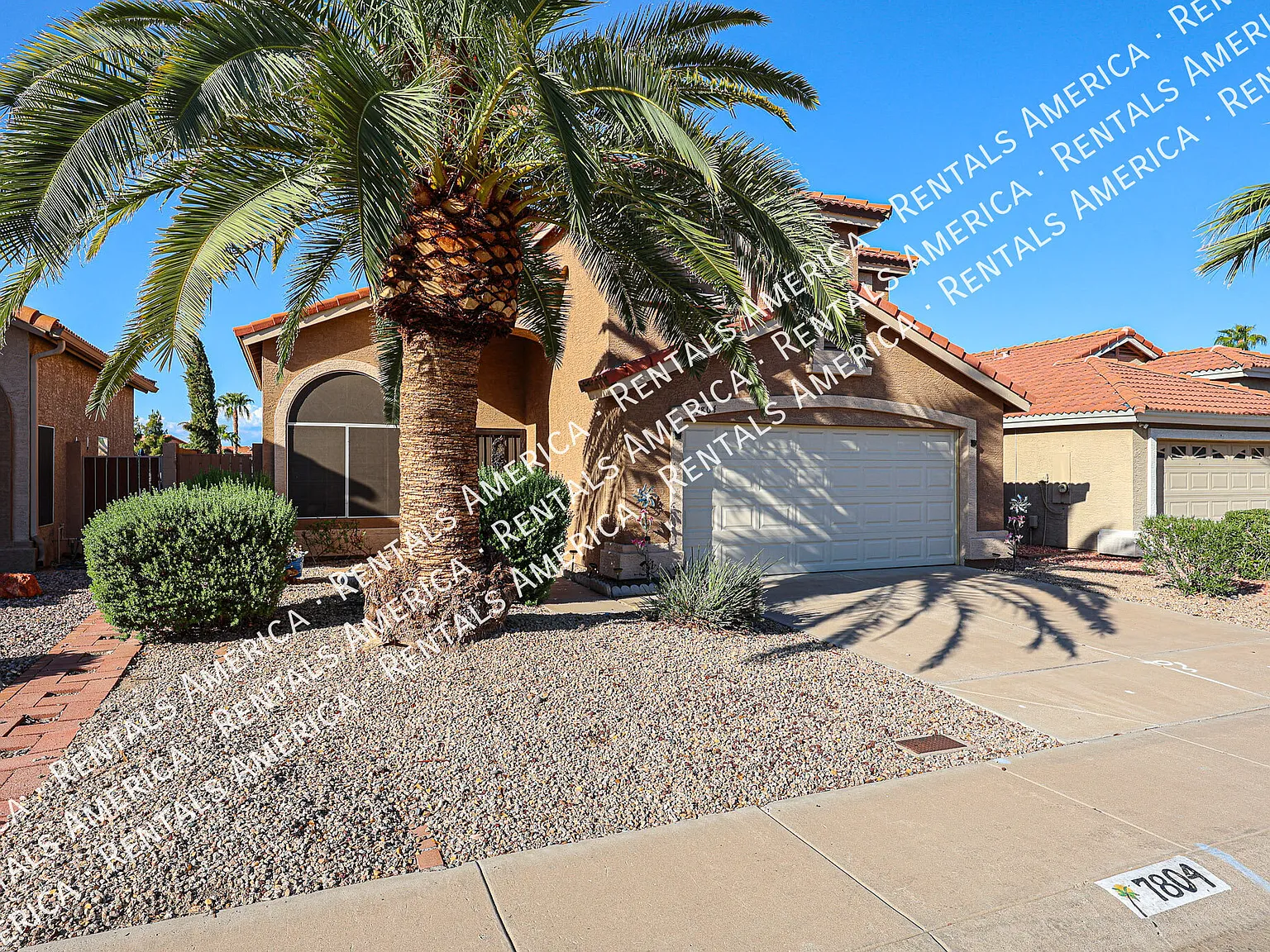Elegant Glendale Waterfront Living — Photo 3