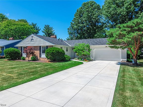 2nd image of 22586 Meadowhill Ln