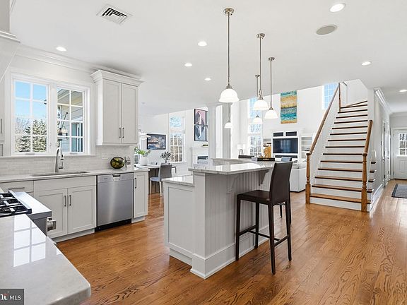 3rd image of 904 Plymouth Rd