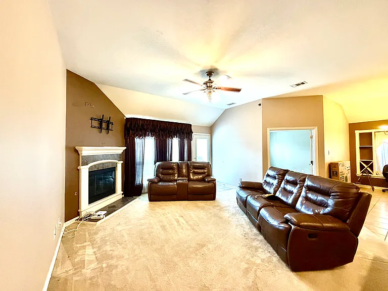 2102 Central Park Dr — Photo 6