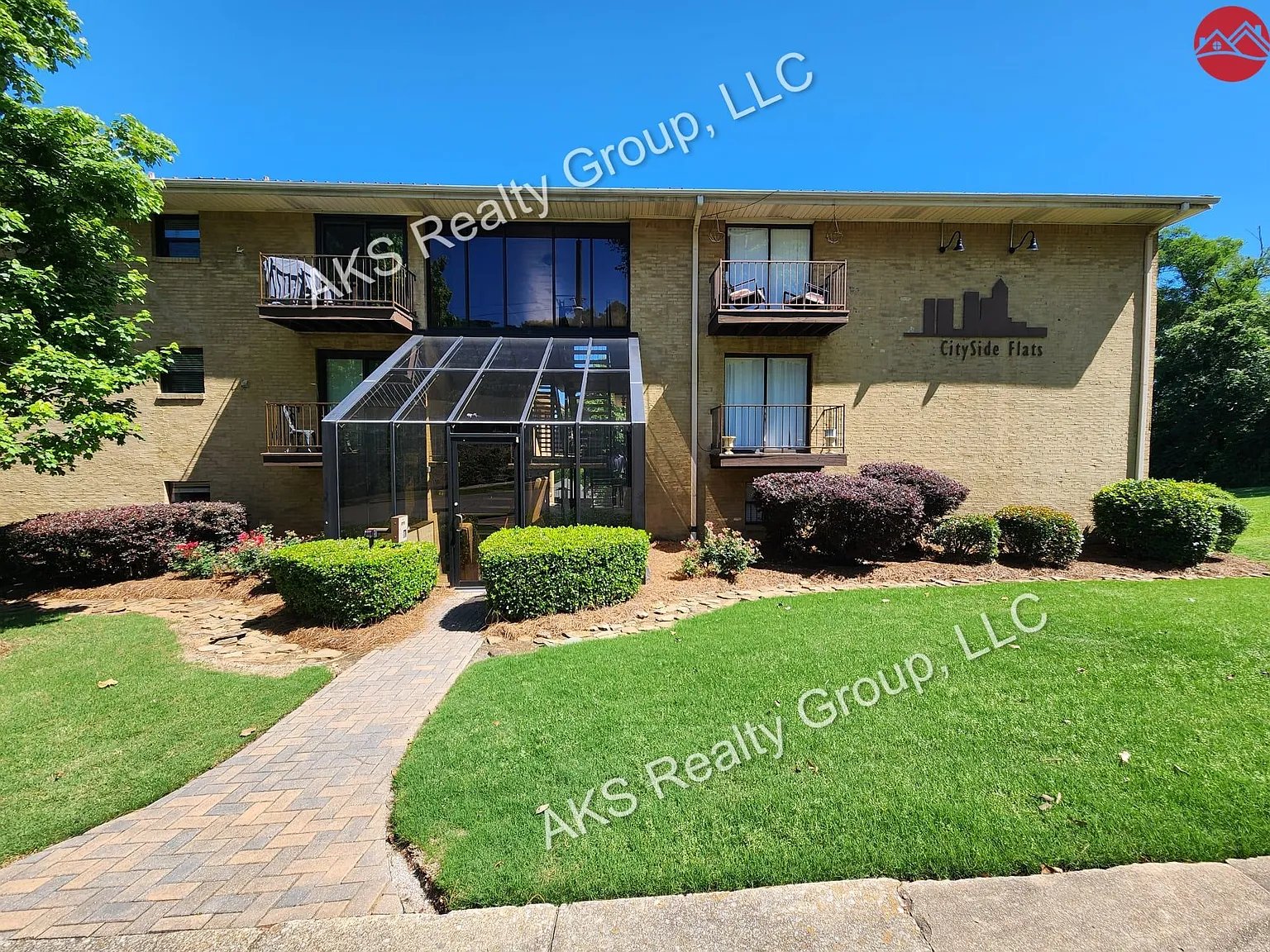 2 bed, 792 sqft, $1,350 — Photo 1