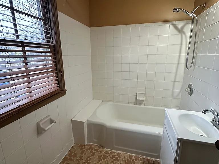 1986 Saint Clair Ave #6 — Photo 6