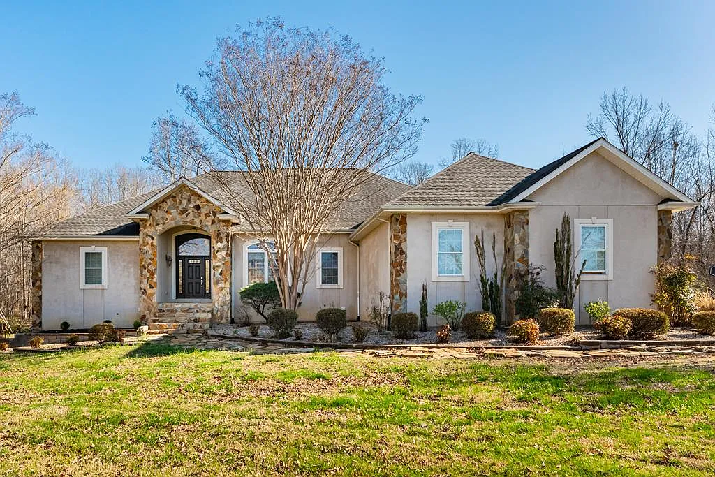 700 Country Club Ln photo 1