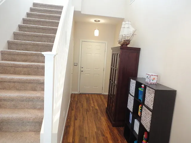 Beautiful 2 Story Home in Mountains Edge. — Photo 3