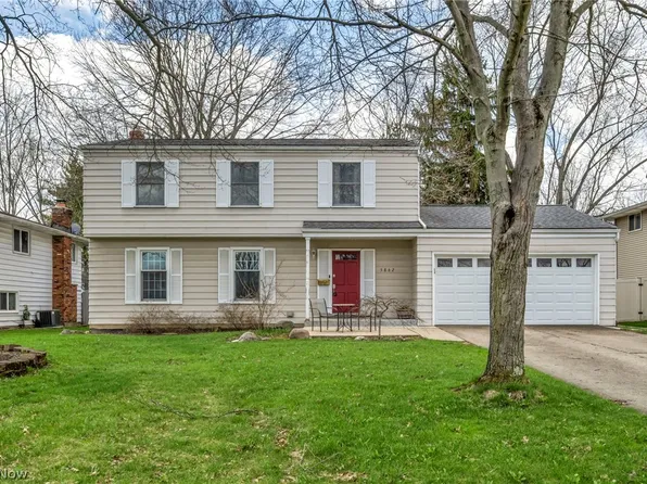 5862 Gareau Dr, North Olmsted, OH 44070