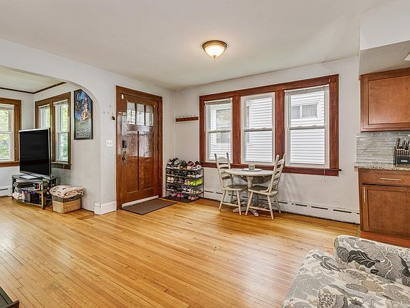4th image of 1167 Geranium Ave E
