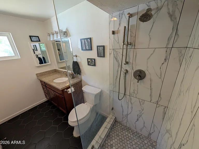 1039 E Larkspur Ln — Photo 7