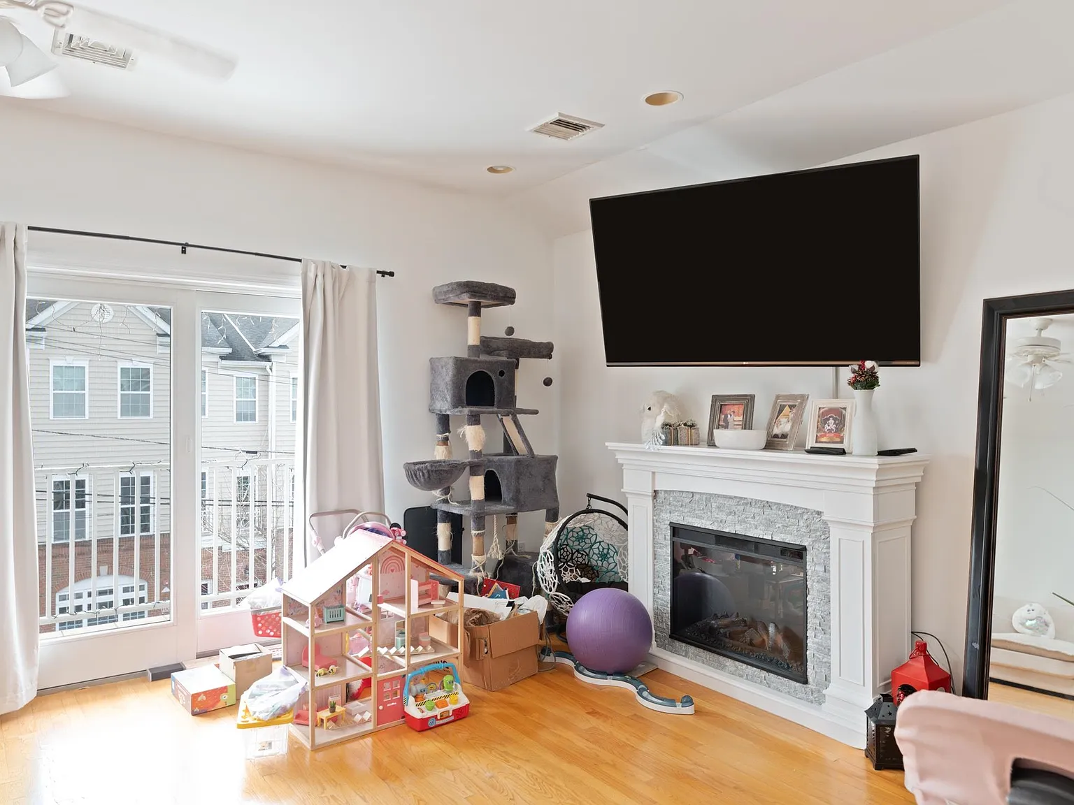 3 bed, 2.0 bath, $2,900 — Photo 2