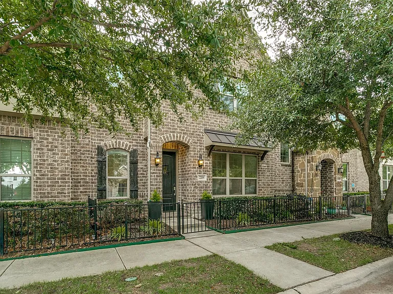 2209 Zenith Ave — Photo 2