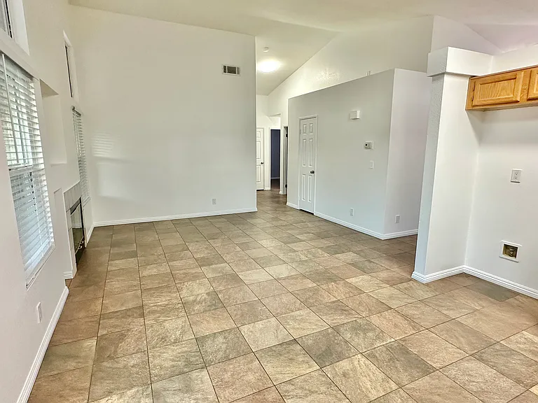 3060 Christina St — Photo 3