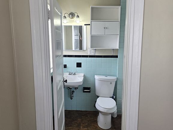 5th image of 367 Hanover St