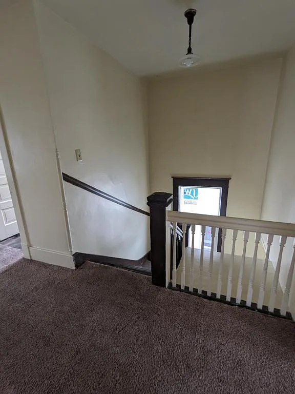 903 E Walnut B — Photo 2