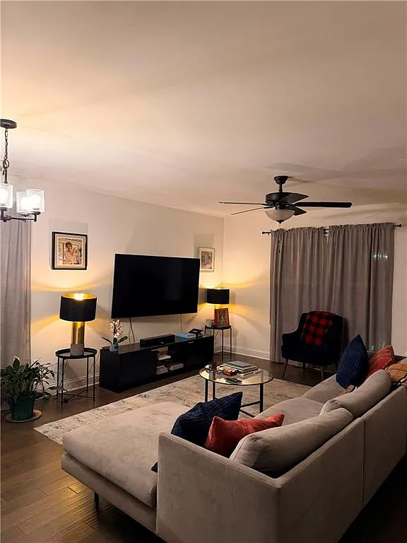5 bed, 3.0 bath, 2074 sqft, $3,400 — Photo 2