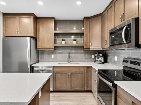 5504 Schonsee Dr NW #428, Edmonton, AB T5Z 0N9