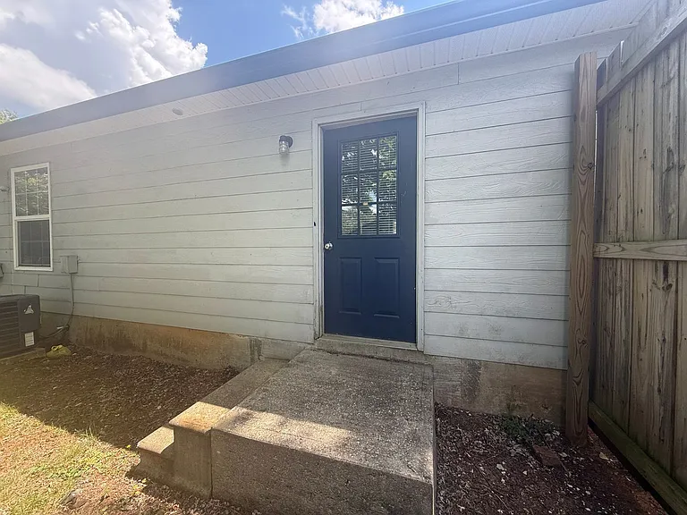 1911 N Dixie Ave — Photo 6