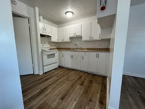Crestwood Apartments — Photo 15
