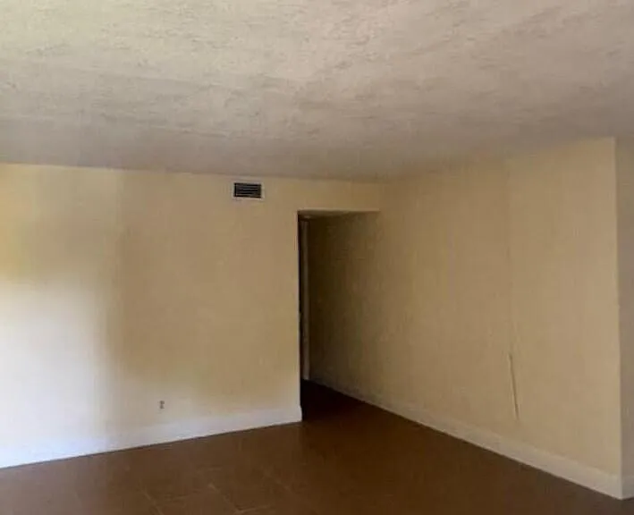 1205 Meadows Cir — Photo 4