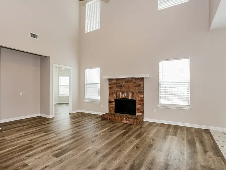 2407 Creekwood St — Photo 5