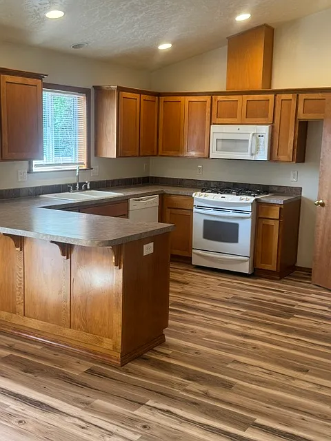 4 bed, 1441 sqft, $2,495 — Photo 3