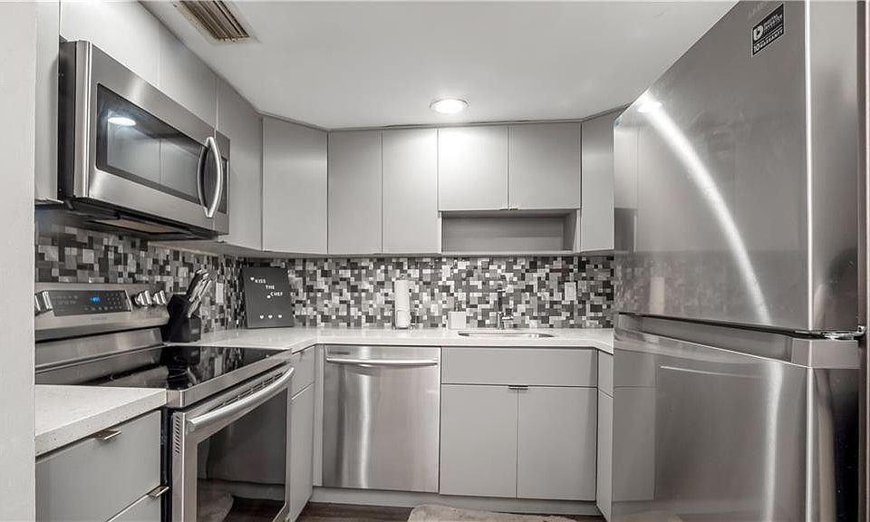 1st image of 410 SE 11th Court #1