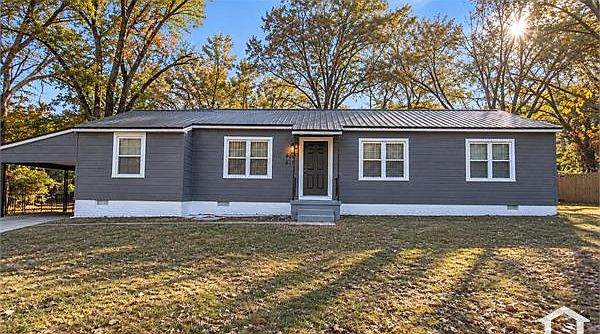 1st image of 697 Woody Dr