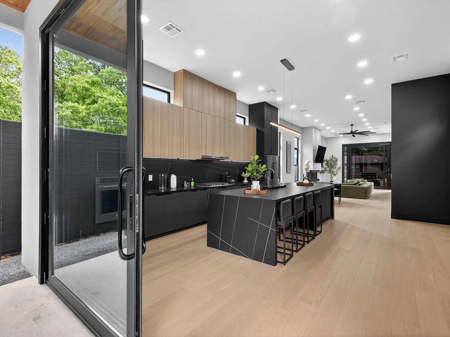 5 bed, 3900 sqft, $8,000 — Photo 1