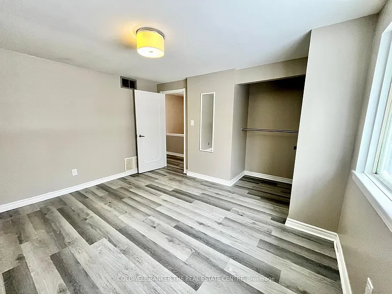 11 Chaucer Cres — Photo 9