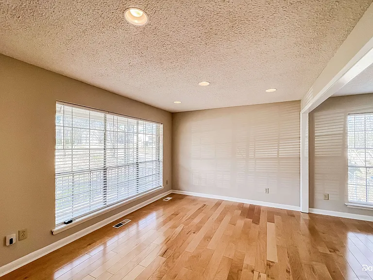 2539 Daly Dr — Photo 6