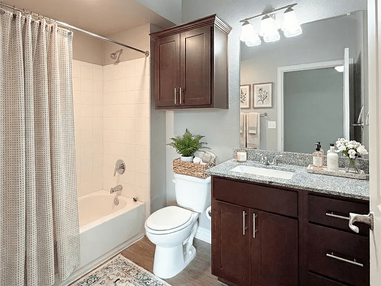 Willow Creek Apartments — Photo 16