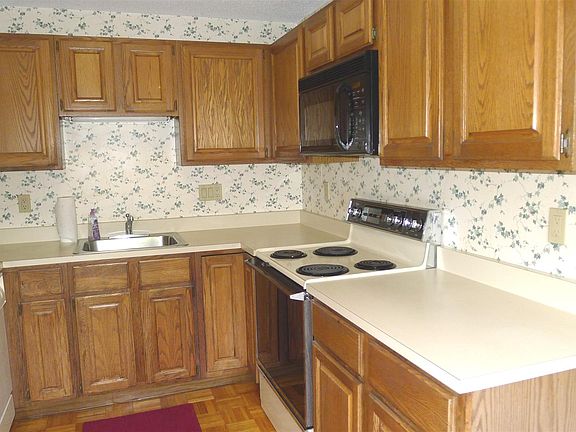 Step saver kitchen with dining area
