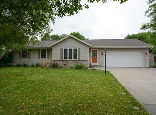 1020 Crestview Dr, Watertown, WI