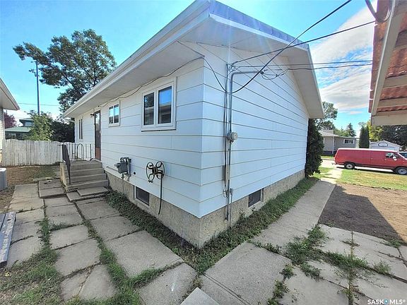 3rd image of 902 Albert STREET
