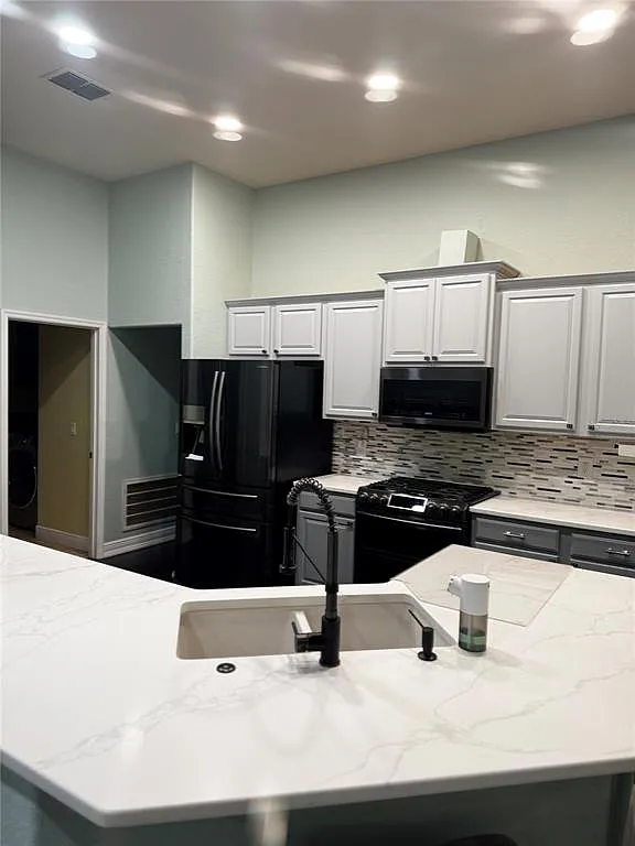 4 bed, 2.0 bath, 2333 sqft, $2,400 — Photo 4