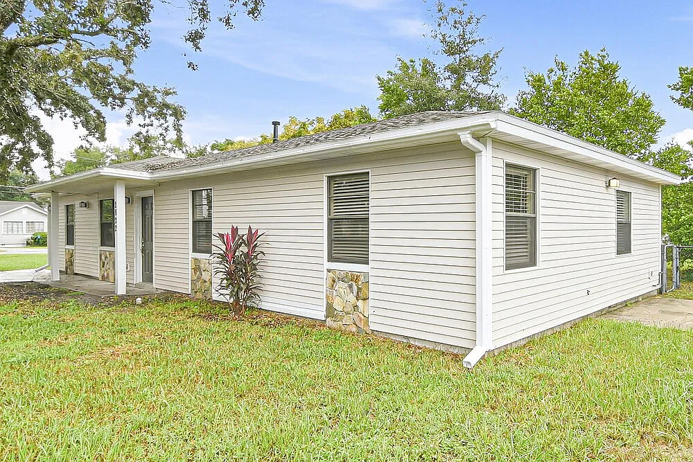 3 bed, 2.0 bath, 1296 sqft, $1,880 — Photo 3