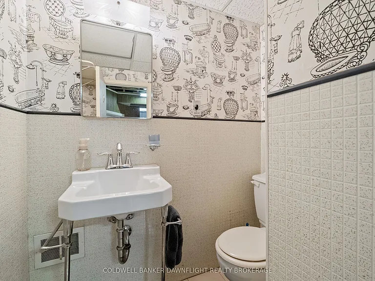 105 Wellington St W — Photo 30