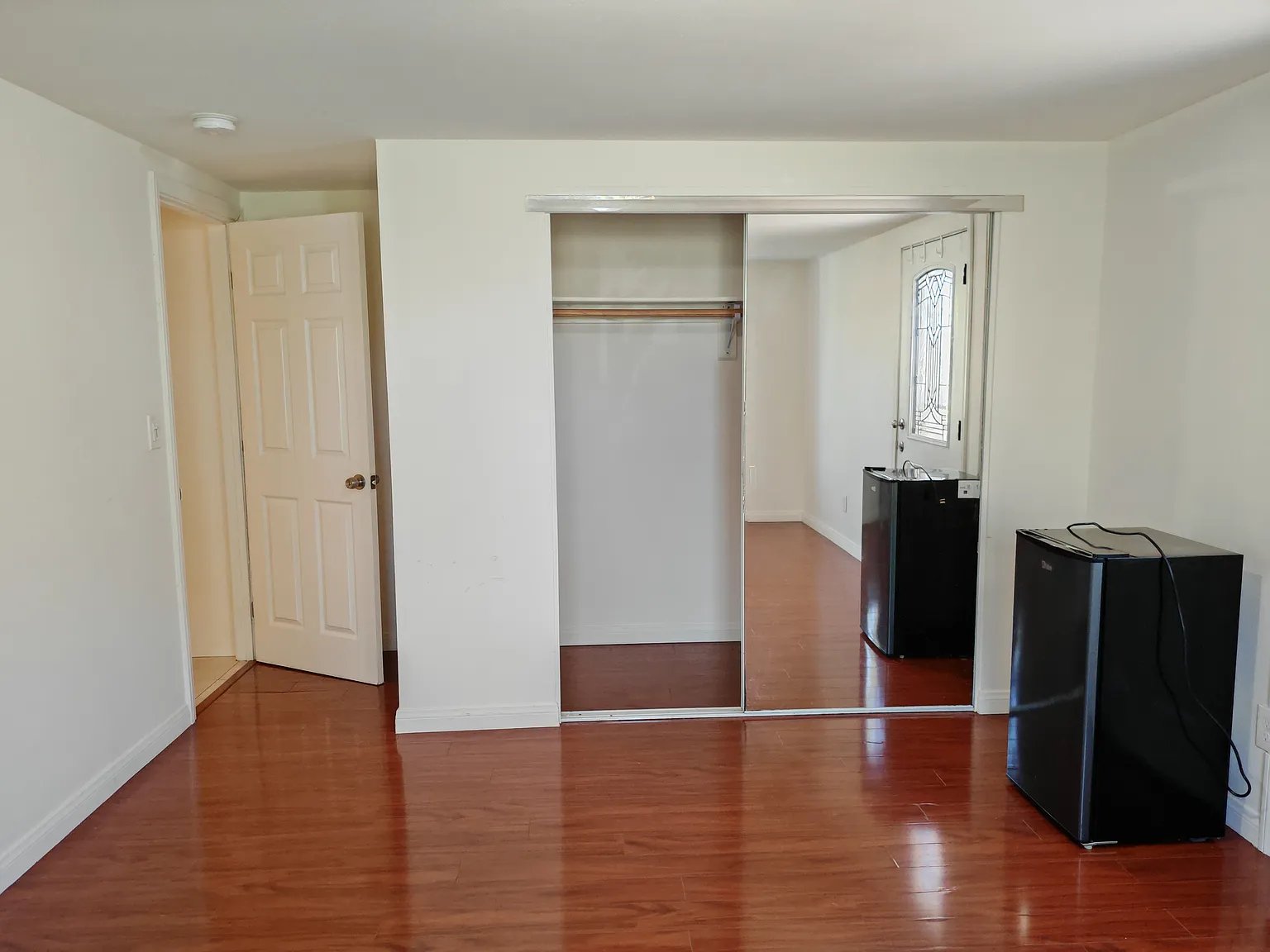 4 bed, $1,200 — Photo 1
