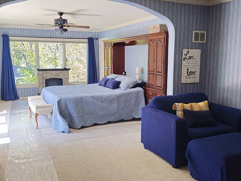 Owner's suite. FOUR closets!