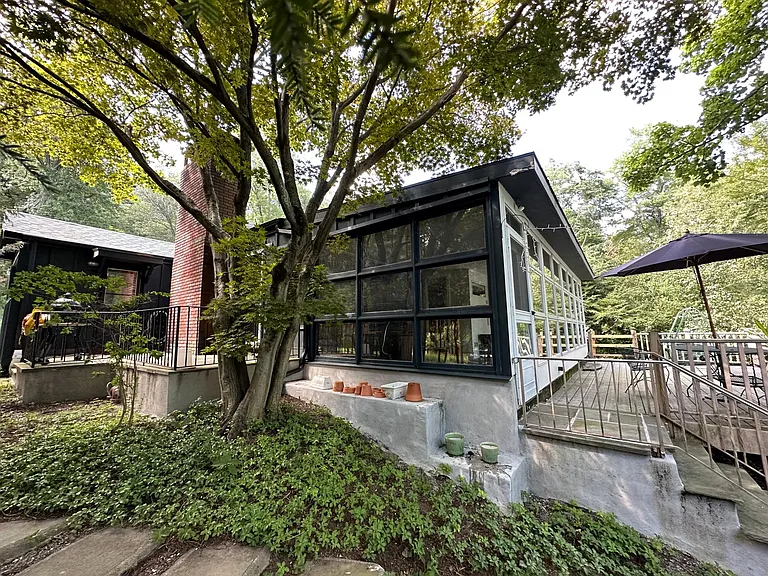 124 W Shore Dr — Photo 1