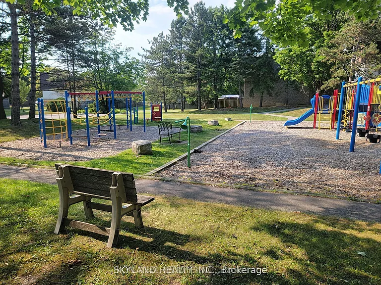 98 Henderson Dr — Photo 14