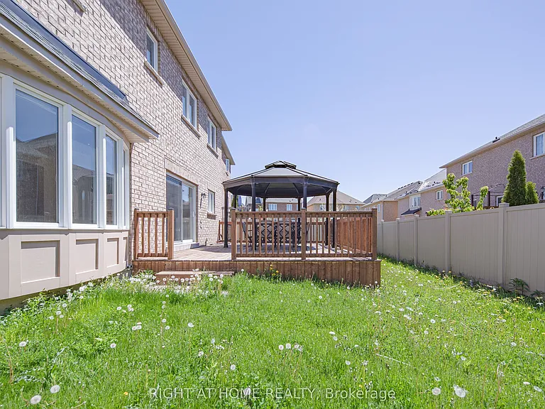 11 Amstel Ave — Photo 40