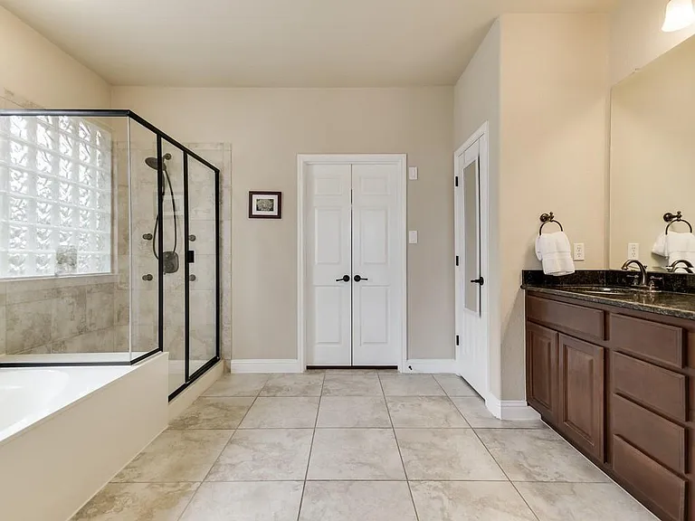 310 Glen Hollow St — Photo 11