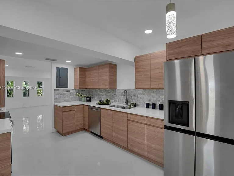 1137 SW 8th Ave — Photo 4