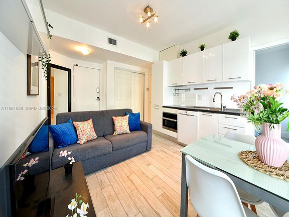 5th image of 811 Jefferson Ave #204