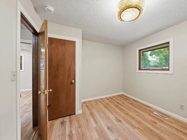 241 Wedgewood Dr — Photo 7