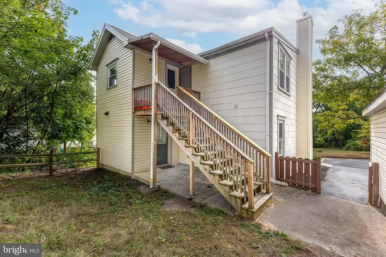 3 bed, 800 sqft, $920 — Photo 2