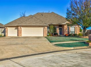 2029 Oak Dr, Moore, OK 73170