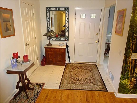 3rd image of 12 Trellis Dr