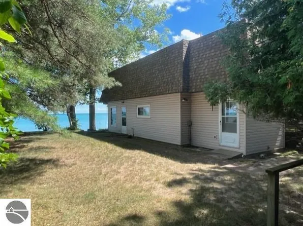 1297 S Bay Dr, Tawas City, MI 48763