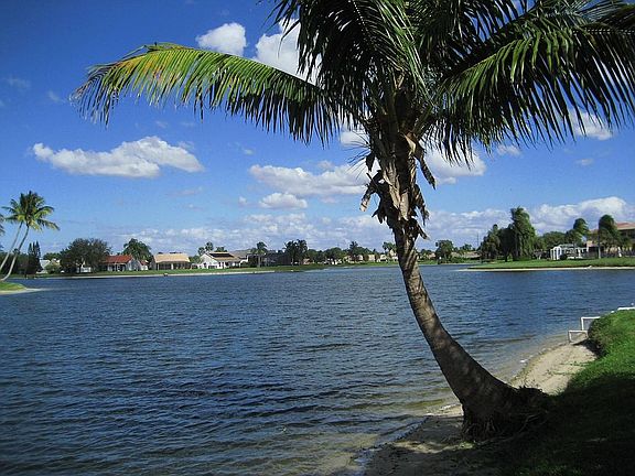 5th image of 6821 Lake Island Dr