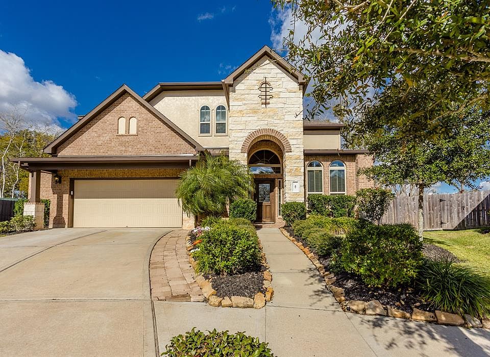 Gorgeous 4/3.5/2.5 home located on a quiet cul-de-sac street. The brick, stucco and stone elevation creates a wonderful first impression.